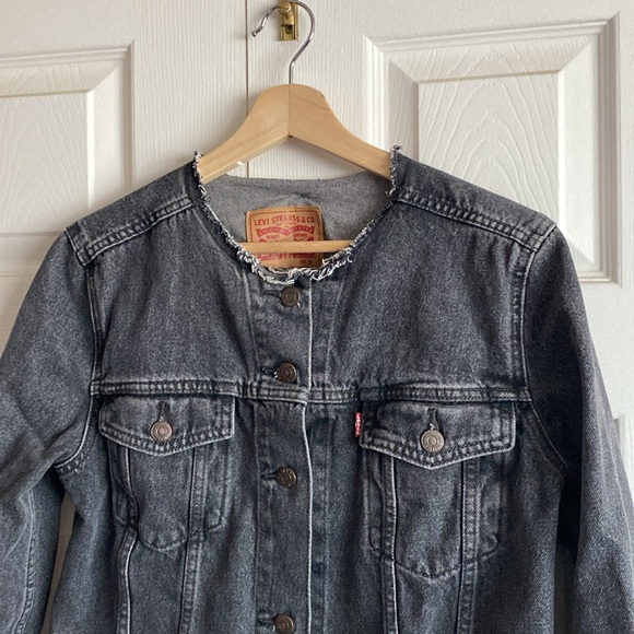•Levi’s Jean Denim Jacket - Picture 3 of 9